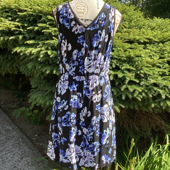 Simply Vera Vera Wang Sleeveless V Neck Floral Dress - Picture 2 of 6
